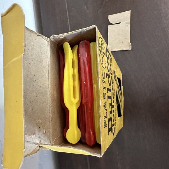 Vintage Bulldog Clothes Laundry Pins Hard Plastic 49 Pcs 1950s Assorted Colors - Picture 5 of 12